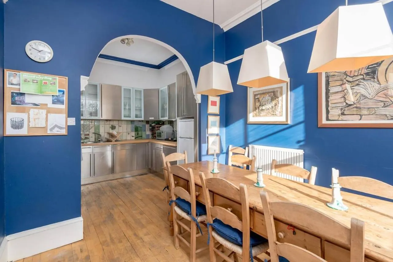 Altido Lovely 2-Bedroom Apartment With Garden Close To Old Town Edinburg Storbritannien