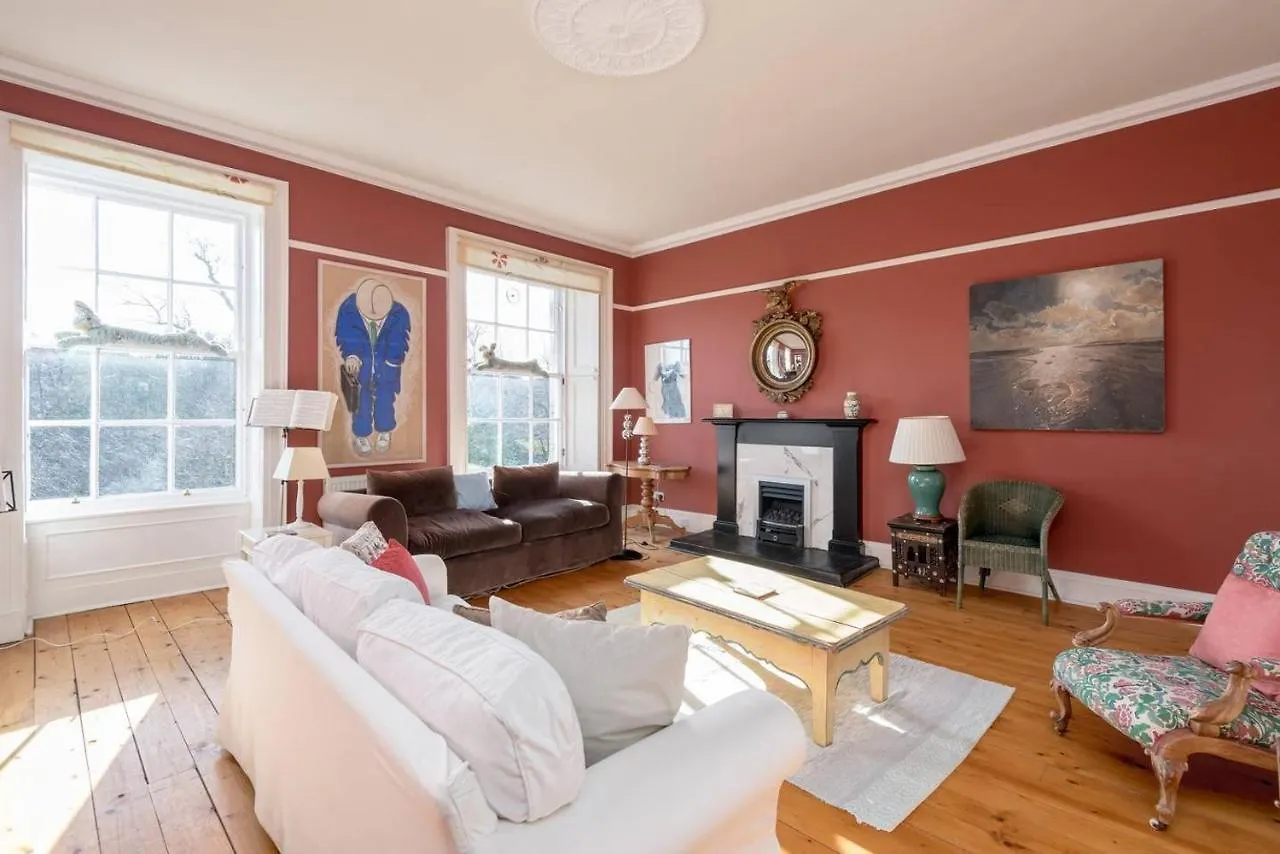 Altido Lovely 2-Bedroom Apartment With Garden Close To Old Town Edinburg