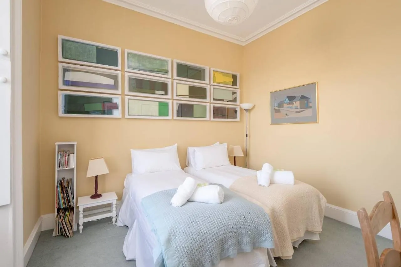 Altido Lovely 2-Bedroom Apartment With Garden Close To Old Town Edinburg