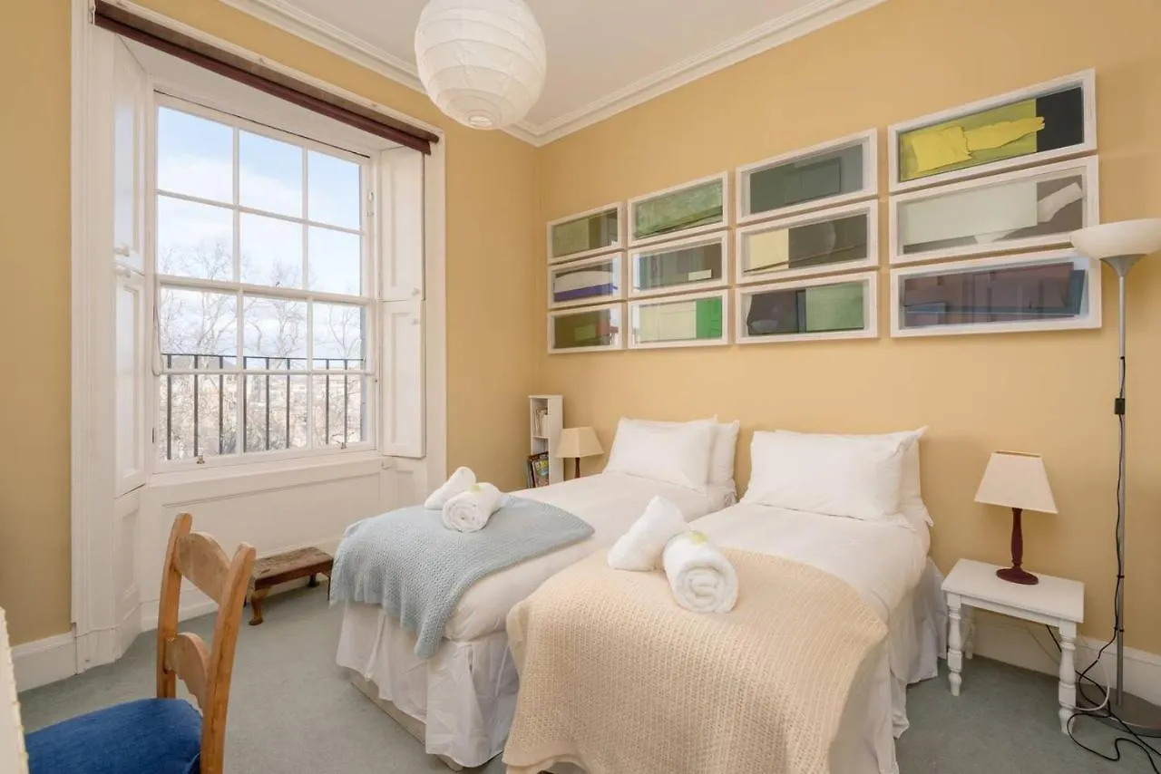 Altido Lovely 2-Bedroom Apartment With Garden Close To Old Town Edinburg