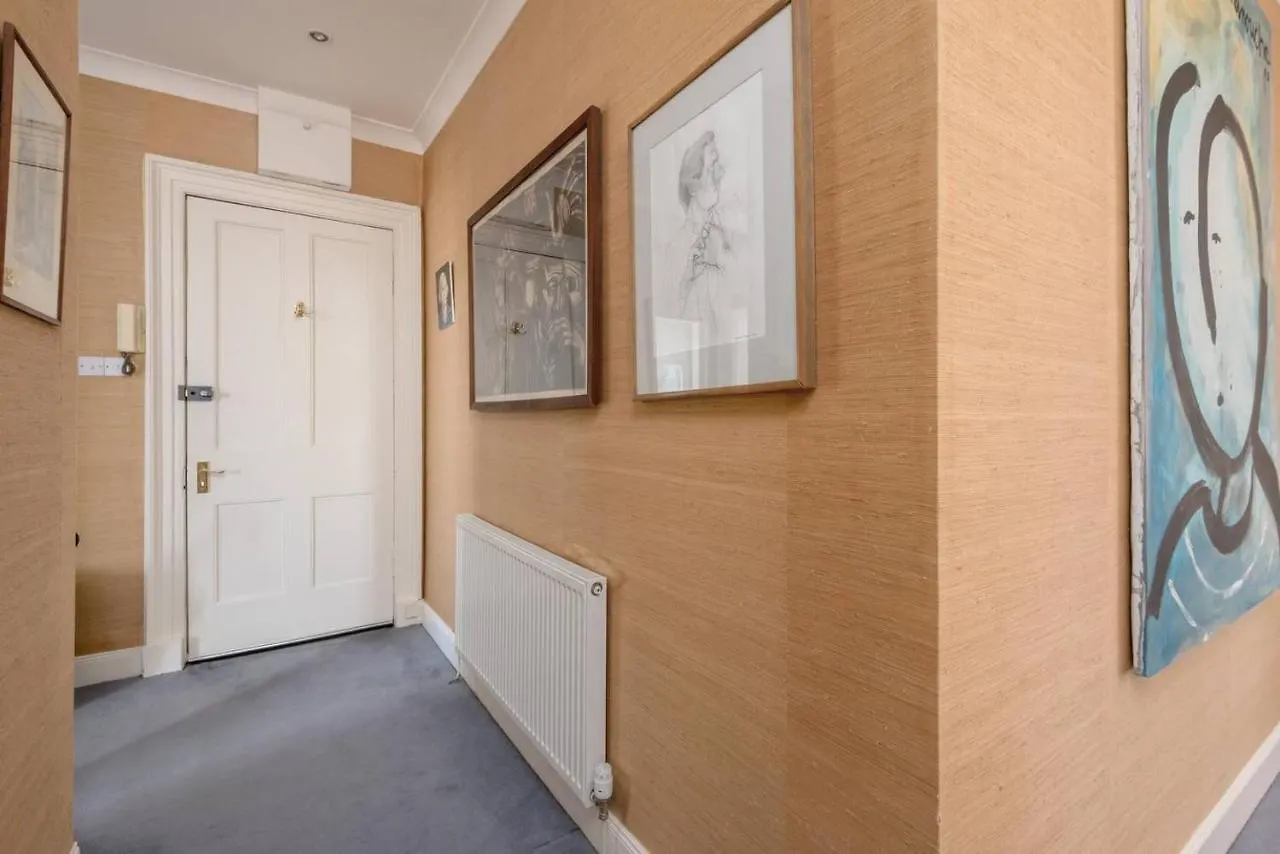 Altido Lovely 2-Bedroom Apartment With Garden Close To Old Town Edinburg Storbritannien