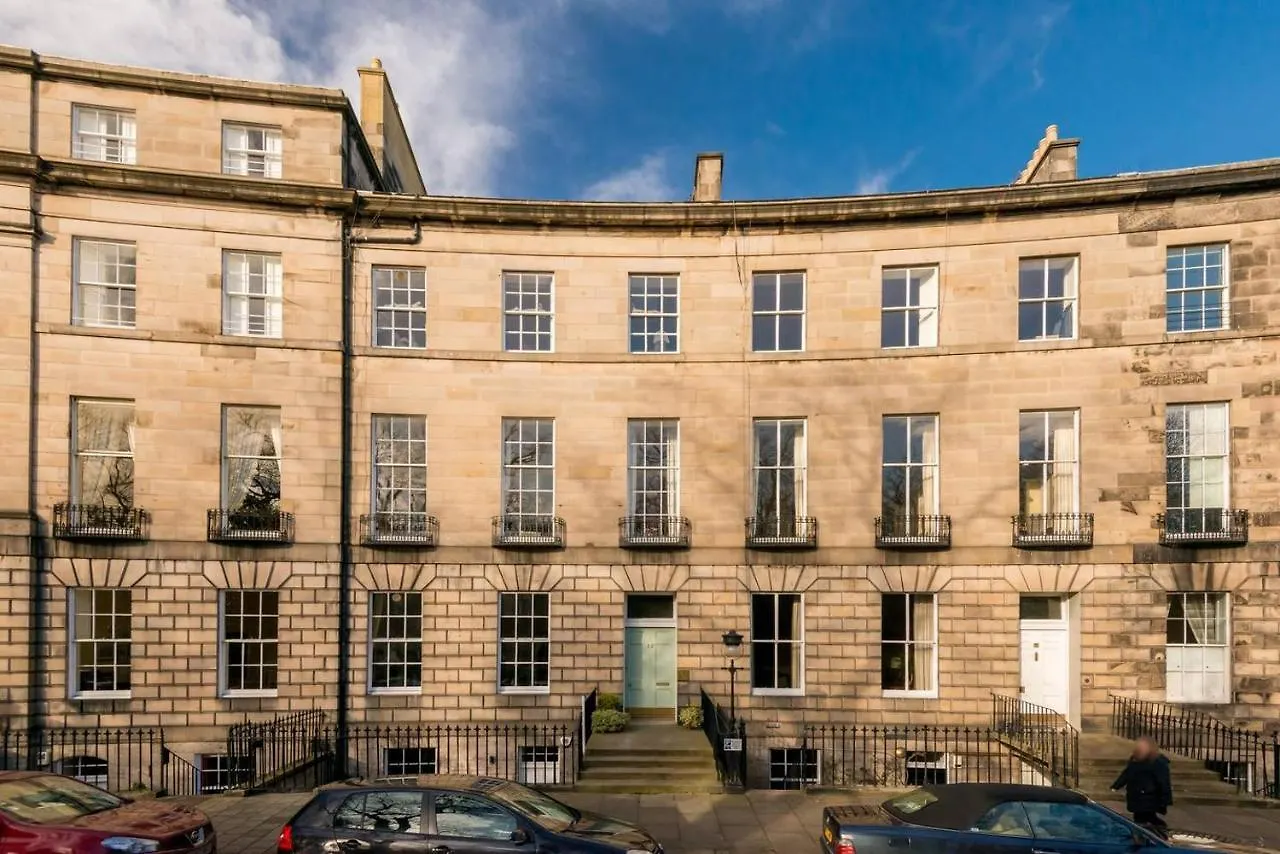Altido Lovely 2-Bedroom Apartment With Garden Close To Old Town Edinburg