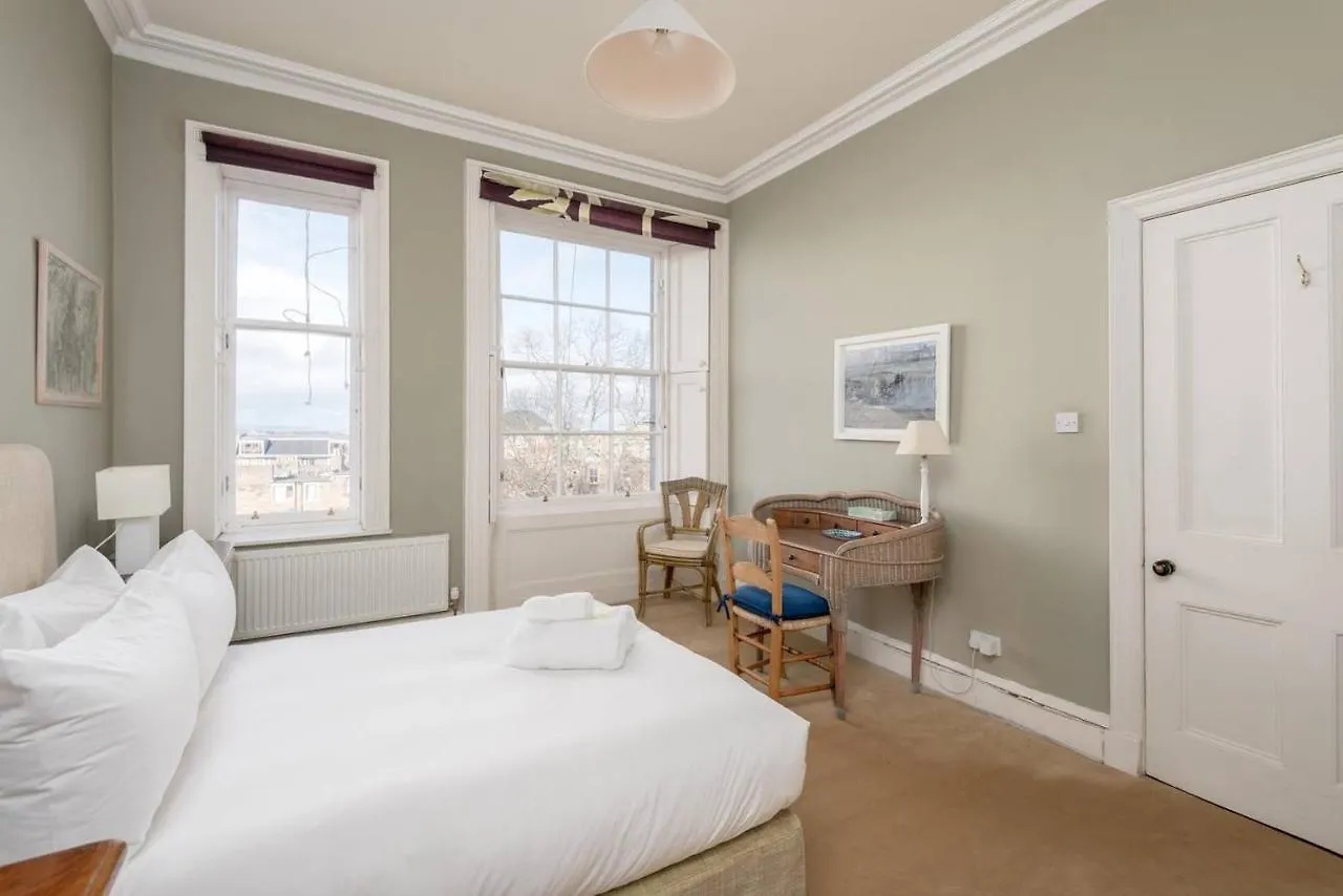 Altido Lovely 2-Bedroom Apartment With Garden Close To Old Town Edinburg