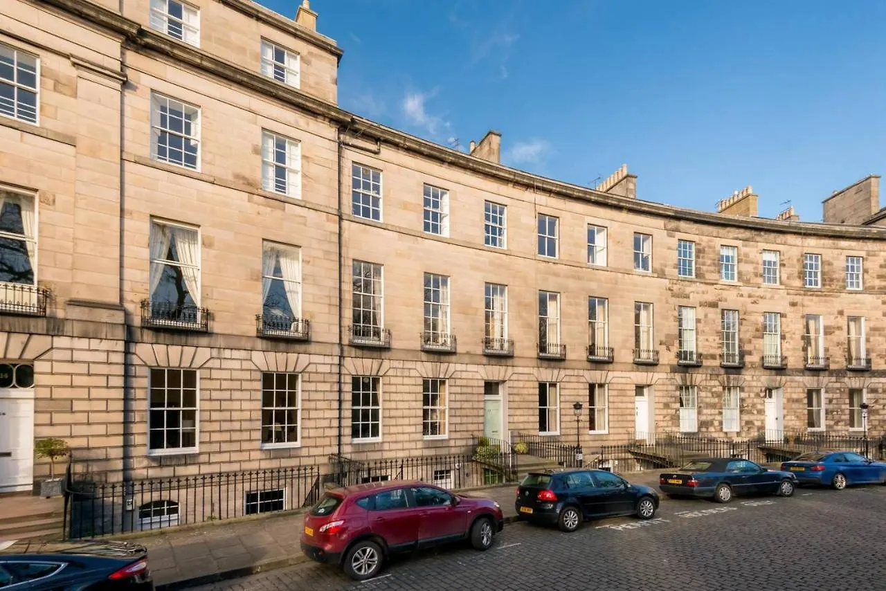 Altido Lovely 2-Bedroom Apartment With Garden Close To Old Town Edinburg Storbritannien