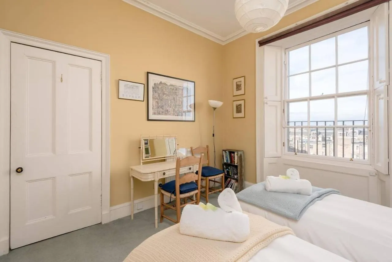 Altido Lovely 2-Bedroom Apartment With Garden Close To Old Town Edinburg Storbritannien