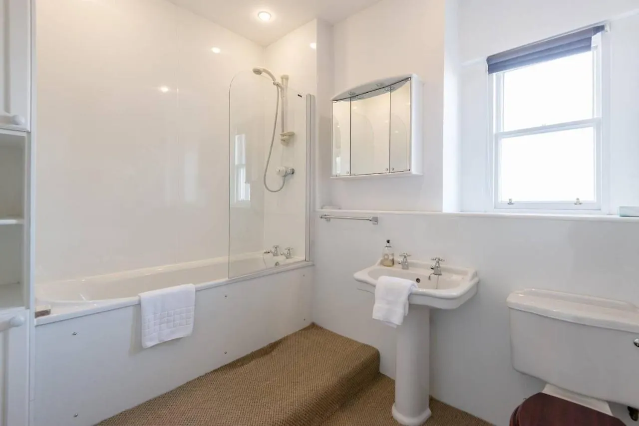 Altido Lovely 2-Bedroom Apartment With Garden Close To Old Town Edinburg