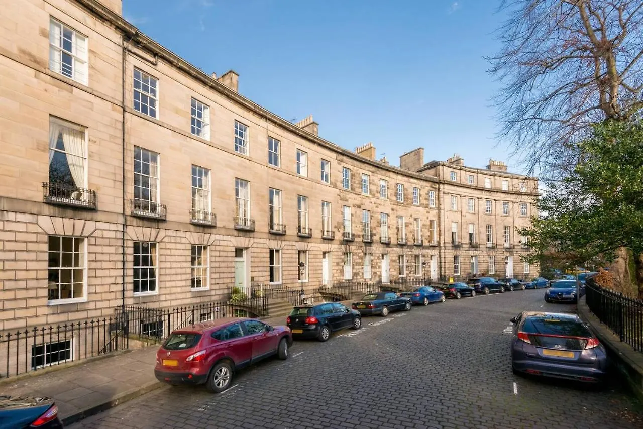 Altido Lovely 2-Bedroom Apartment With Garden Close To Old Town Edinburg Storbritannien